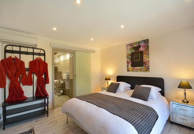 la chambre de julien , queen size bed