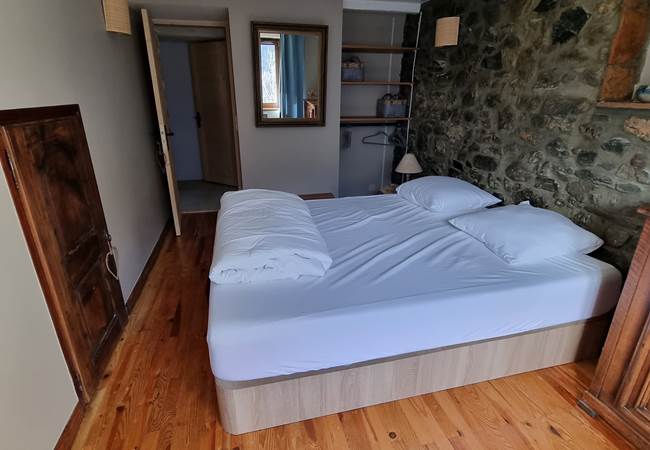 CHAMBRE ETAGE AVEC MUR EN PIERRE