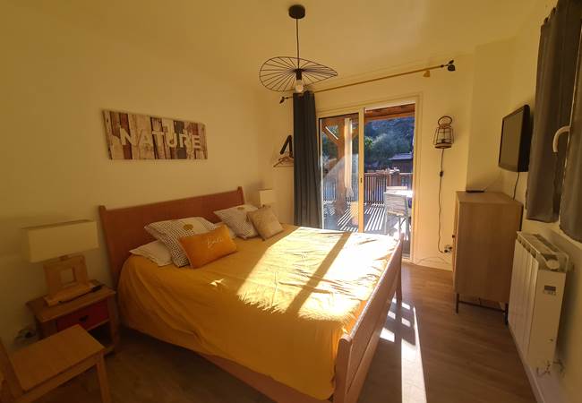 la chambre avec un grand lit en 160cm