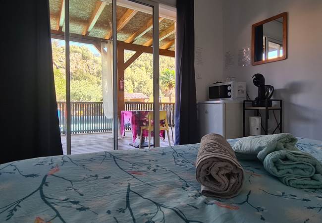 Un frigo, une bouilloire, une cafetière Dolce gusto, et un four micro ondee