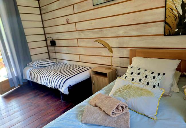 La chambre avec 2 lits