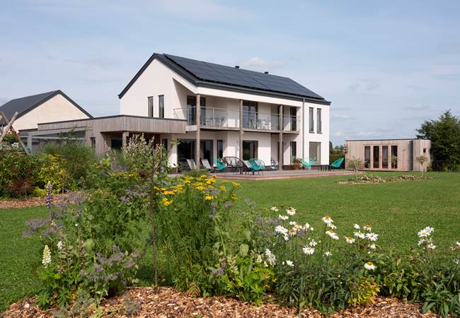 La Chabetaine - jardin - piscine avec sa terrasse mobile