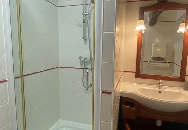 Salle de douche-chambre d'hôte rouge-Les Deux Chênes