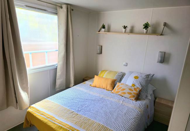 La chambre avec le grand lit