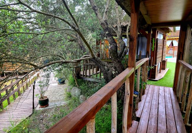 Une passerelle en bois pour accéder à la chambre