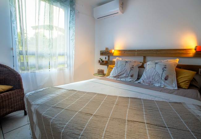 Gite-Cocotier-chambre-parentale-detente