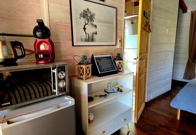 Un four micro-onde, une bouilloire, une cafetière