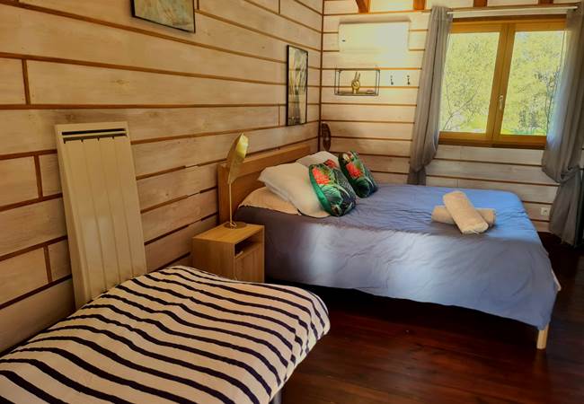 La chambre avec 2 lits