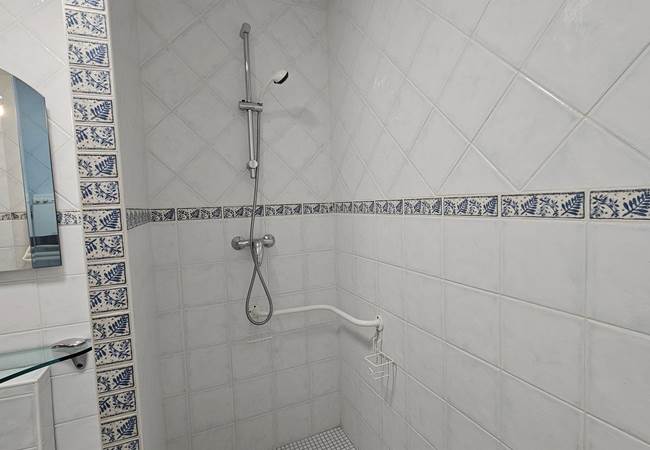 Salle de douche-(PMR)-chaise de douche