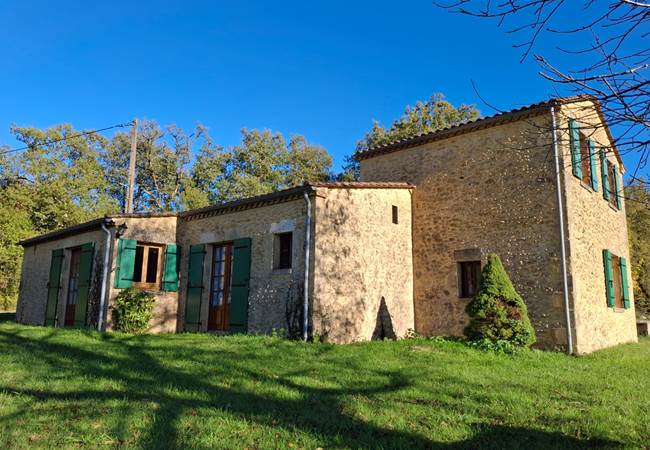 Maison en pierre du Périgord pour 8, jardin arboré non clos, grands espaces en bordure de forêt, vue campagne Dordogne, idéale en famille ou entre amis