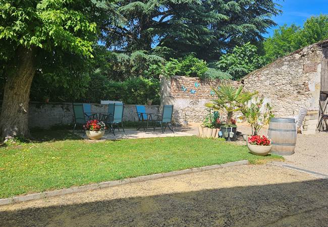 terrasses-20m2-tables-chaises-repas-exterieur-espace-clos-arbore-gite-chambres-hotes-le-fleix-pineuilh