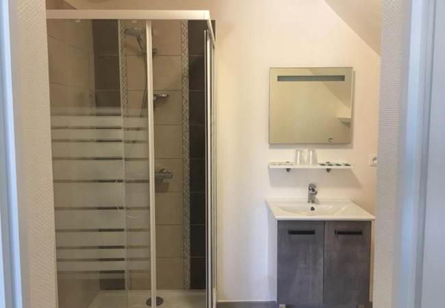 B&B-DE-ST-COME-DE-FRESNE-Chambre-familiale-vue-sur-jardin