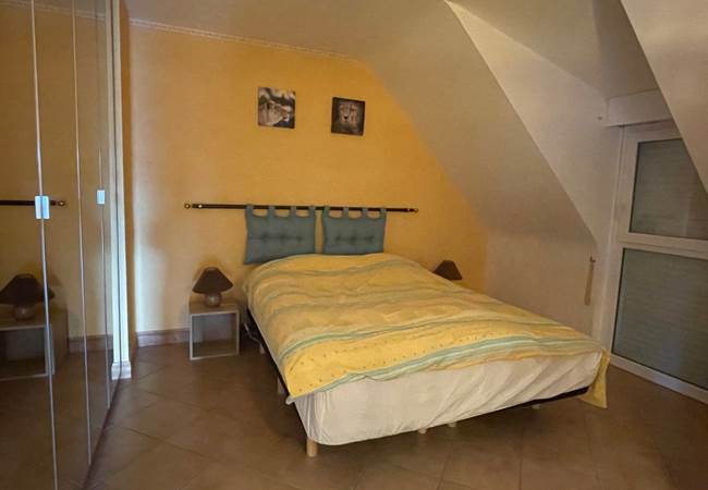 chambre_grand_lit_maison_vacances_amis_baden_bretagne_sud