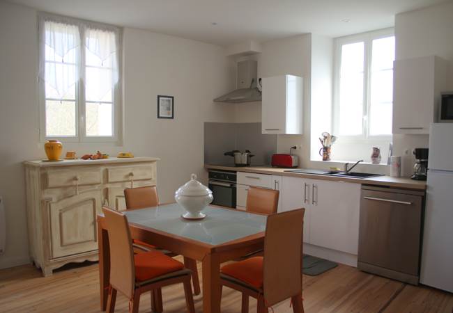 Le coin repas et la cuisine.