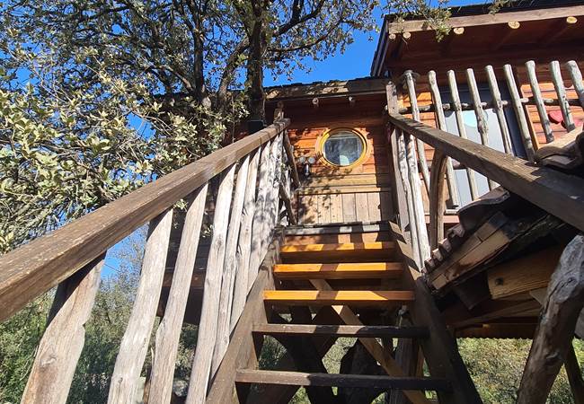 Un escalier en bois pour vous amener à 4m de hauteur