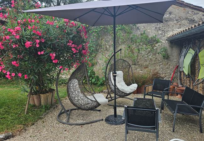 Salon de jardin-détente-relax-piscine-Les Deux-Chênes