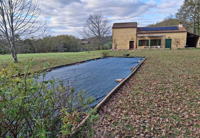 Terrain de pétanque privé avec vue panoramique sur la nature, idéal pour profiter de moments de jeu entre amis ou en famille