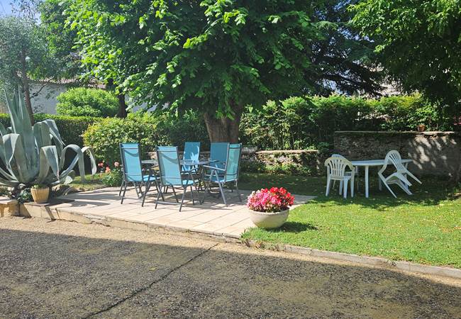 terrasses-20m2-espace-clos-arbore-tables-chaises-repas-exterieur-gite-chambres-hotes-proche-saint-méard-de-gurçon