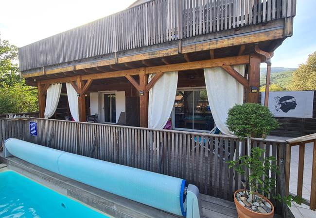 vue de l'extérieur, la chambre de droite