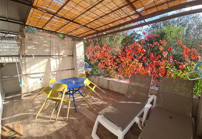 La terrasse ombragée de l'appartement