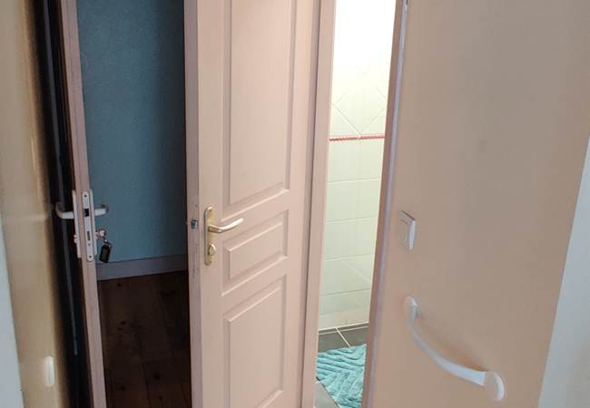 Accès salle de douche chambre d'hôte rouge