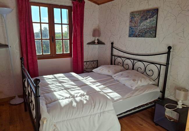 Chambre 4 1er étage, lit double, confort et climatisation, rangements, vue panoramique sur la vallée de la Dordogne