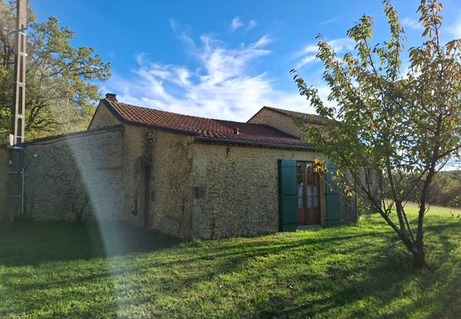 Maison en pierre du Périgord pour 8, jardin arboré non clos, grands espaces en bordure de forêt, vue campagne Dordogne, idéale en famille ou entre amis