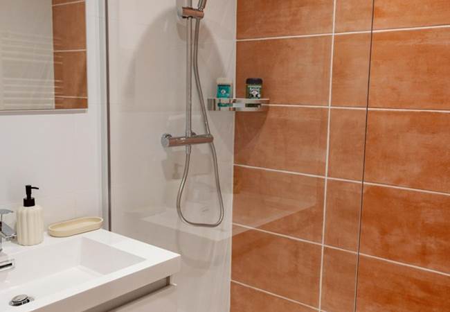 •	salle de bain avec douche à l’italienne