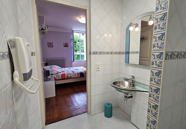 Salle de douche-(PMR)-vasque rabaissé