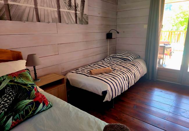 Un grand lit en 160cm et un lit en 90cm, chambre pour 3 personnes