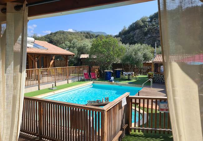 la vue piscine depuis l'appartement