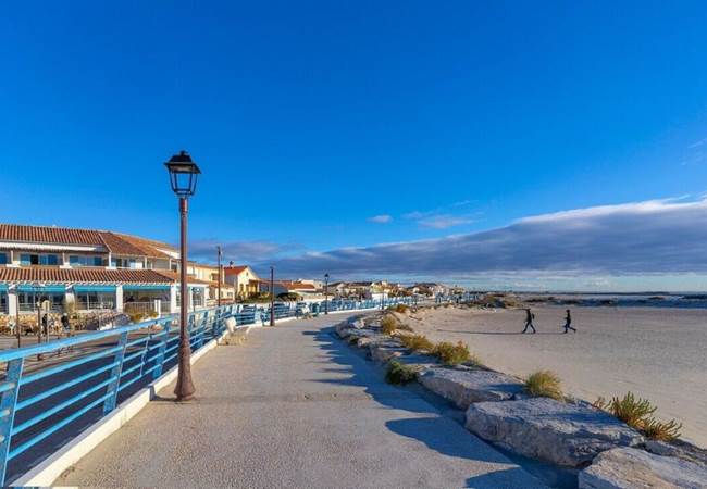 71401861-Amphora-beach-des-Amphores-Saintes-Maries-de-la-Mer-Camargue-Bouches-du-Rhone-Provence-Alpes-Cote-d-Azur