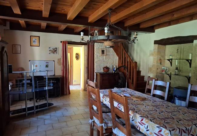 Salle à manger authentique et chaleureuse, idéale pour de grandes tablées conviviales en famille ou entre amis