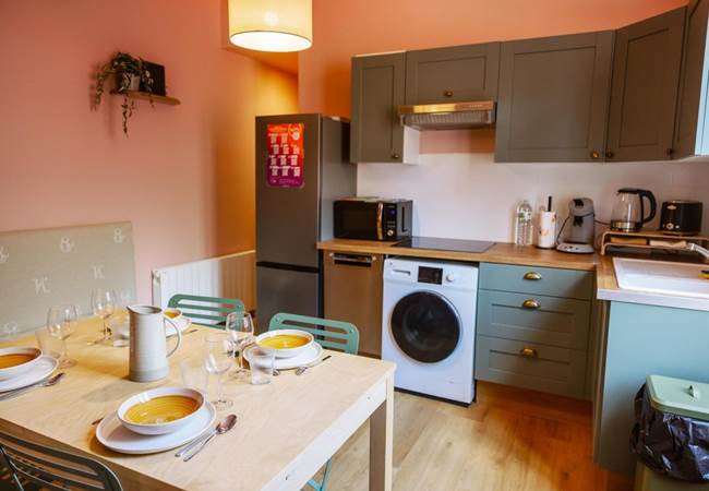 •	cuisine équipée moderne, lave vaisselle, lave-linge, micro-ondes, ...