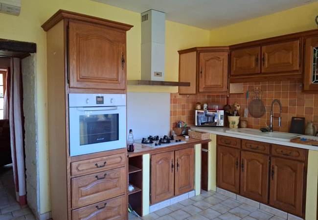 Cuisine fonctionnelle, lumineuse et entièrement équipée, idéale pour concocter les bons petits plats du Périgord