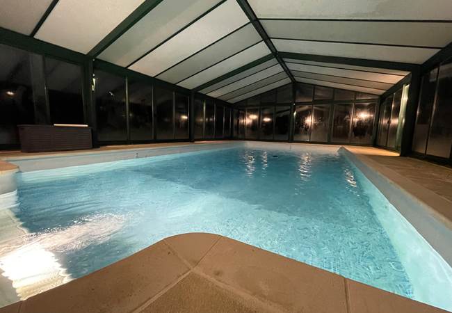 Grande piscine éclairée le soir