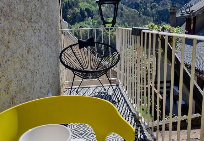 balcon avec vue sur montagnes environnantes