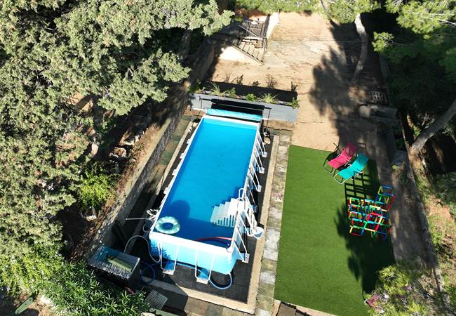 Piscine 8 x 3 m à partager située en contrebas