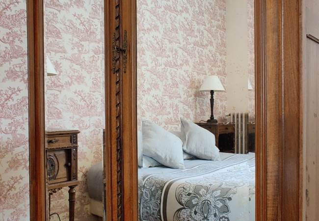 Chambre d'hôtes rouge-armoire deux portes-près de Prigonrieux