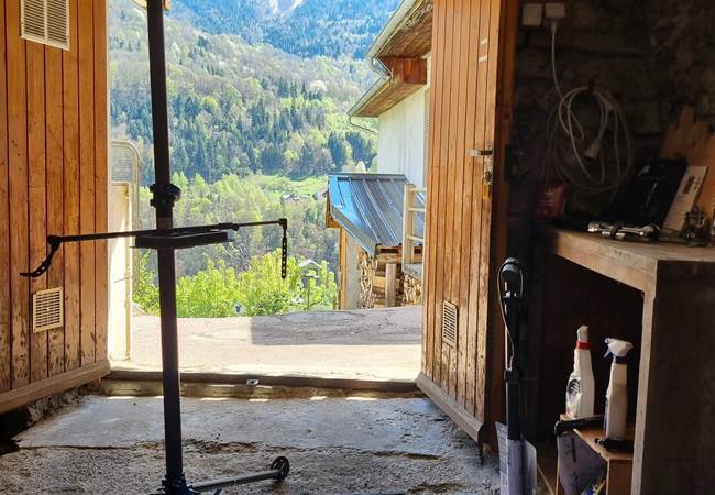 garage pour vélos avec matériel de réparation