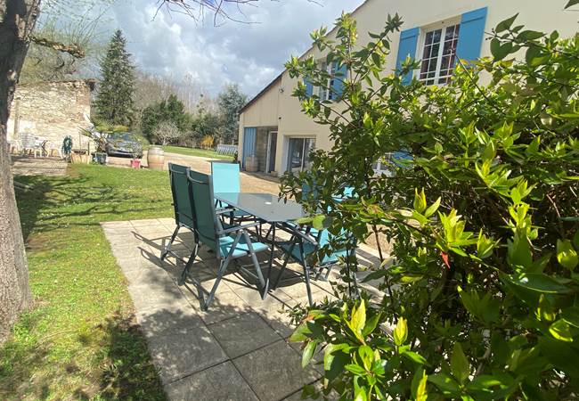 Terrasse-tables-chaises-parasoles-Gîte-Les Deux Chênes
