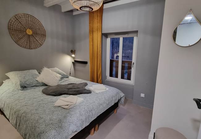 chambre avec les 2 lits simples rejoints en lit double avec surmatelas