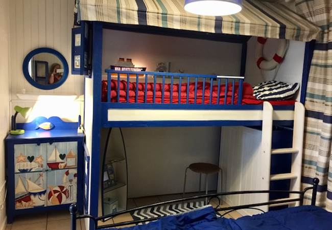 Lit cabane 90 x 200 et lit pliable 80x190 au-dessous