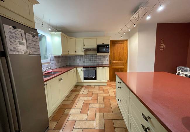 Grande-cuisine-repas-convivuax-maison-vacances-baden-morbihan