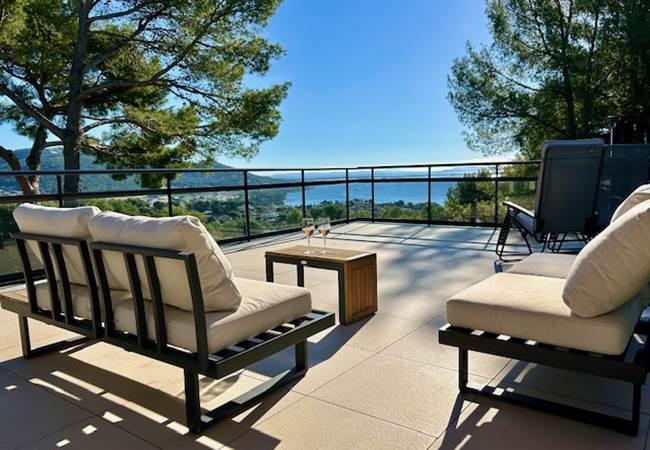 Terrasse privative vue mer et collines