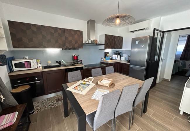 Cuisine avec table 6 à 12 convives