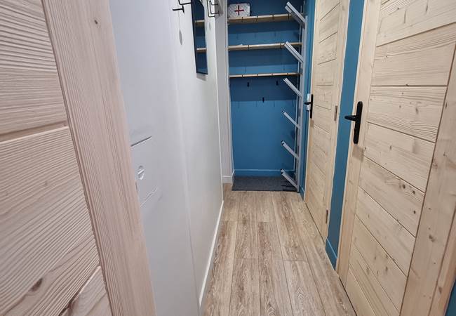 COULOIR AMENAGE POUR RANGEMENT VETEMENTS SPORTIFS