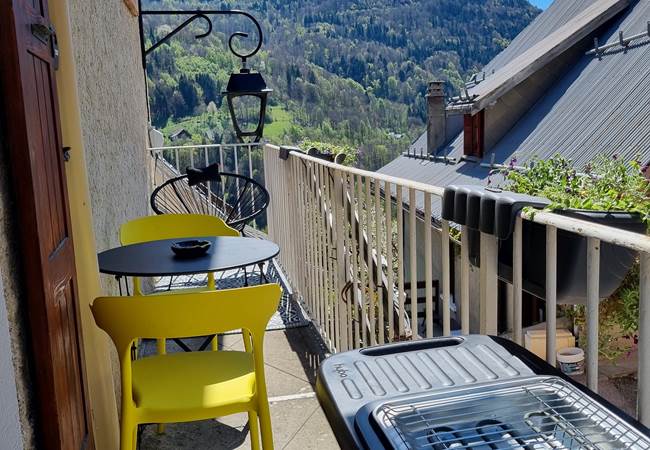 vue sur balcon aménagé (salon de jardin et barbecue)