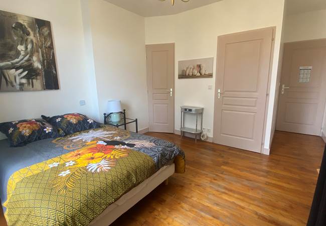 Chambre-jaune-couple-lit double-Près de Port-Sainte-Foy