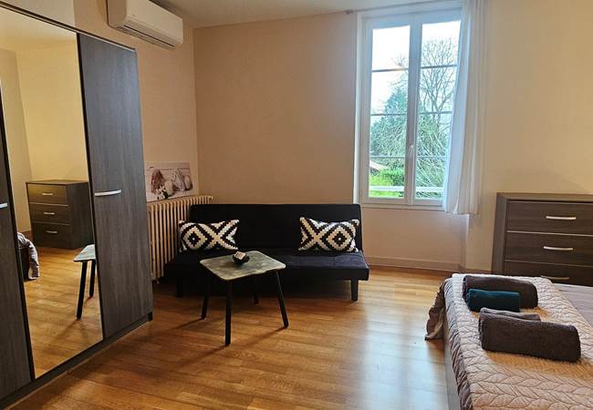 Chambre Brune Vallée de la Dordogne-Le Fleix-canapé lit-enfant